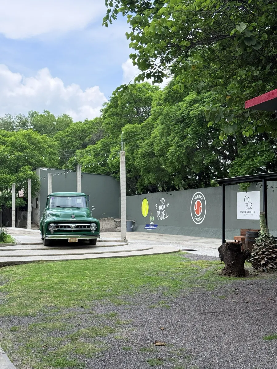 Entrada de Josefa Pádel con la camioneta clásica verde