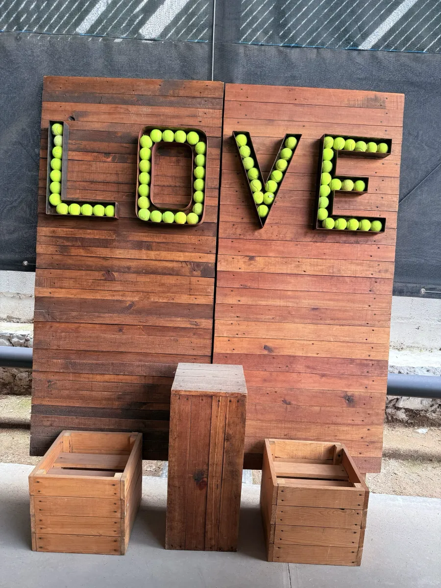 Letras LOVE rellenas de pelotas de pádel en Josefa