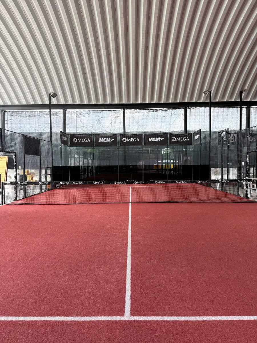 Cancha techada con lonas de patrocinadores