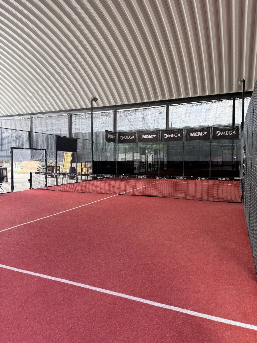 Vista lateral de las canchas techadas