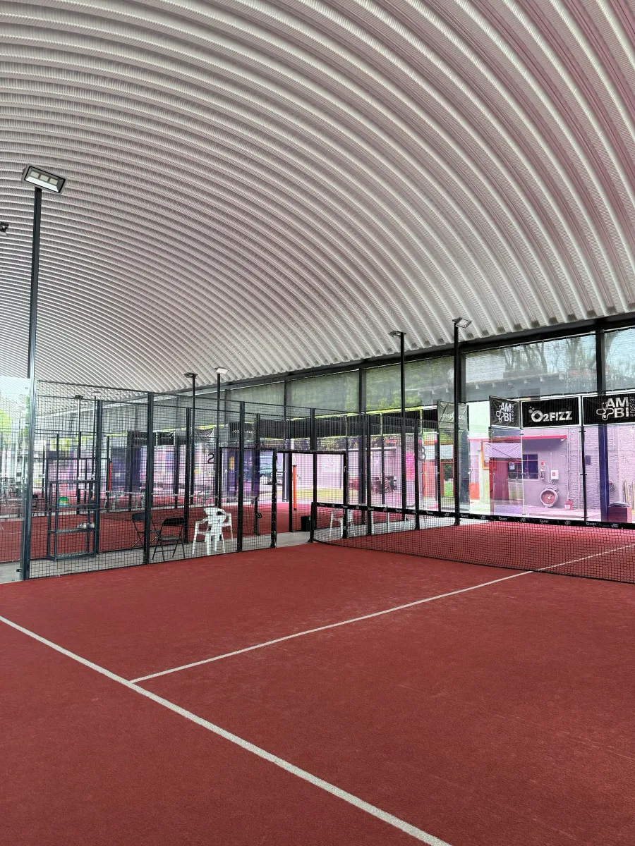 Techo curvo de arco metálico sobre las canchas